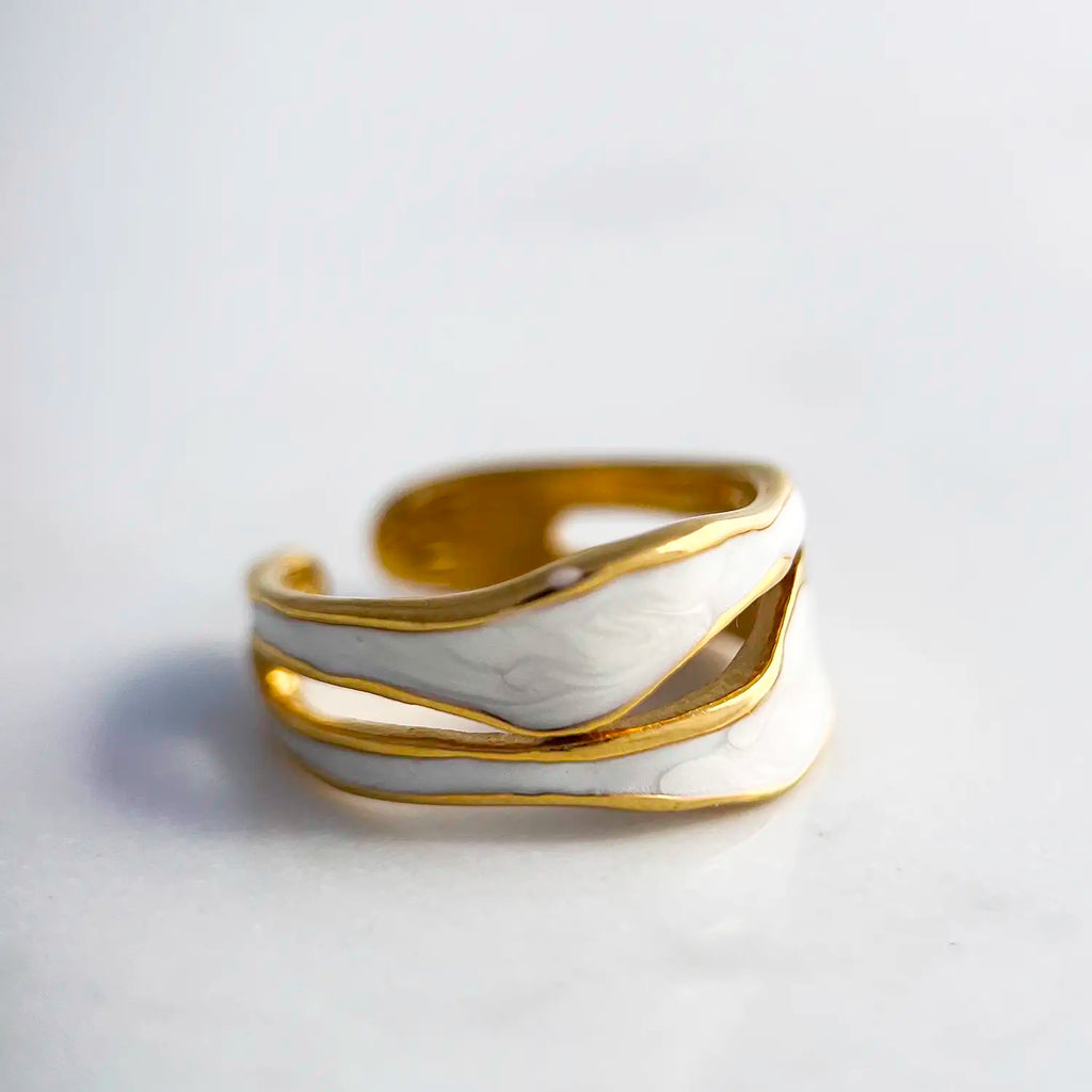 18k gold plated enamel ring. Adjustable ring with wavy structure, color white.