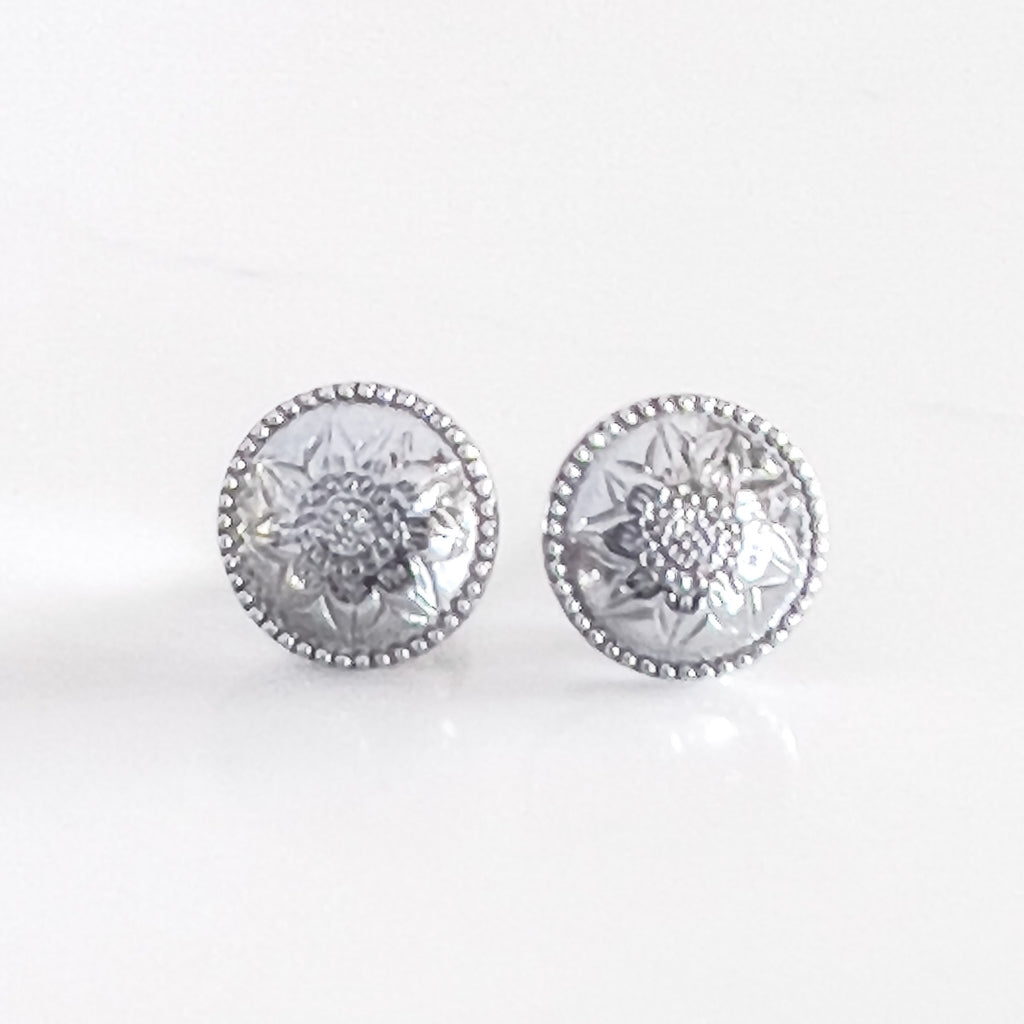silver colored stainless steel stud earrings with engraved island-flower.