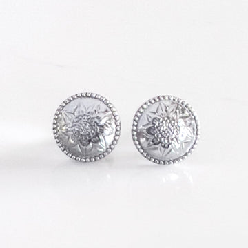 silver colored stainless steel stud earrings with engraved island-flower.